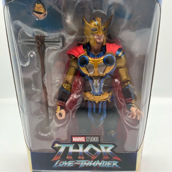 Marvel Legends Thor Love and Thunder - Thor w/ Stormbreaker Axe 6" Action Figure - Picture 4 of 12